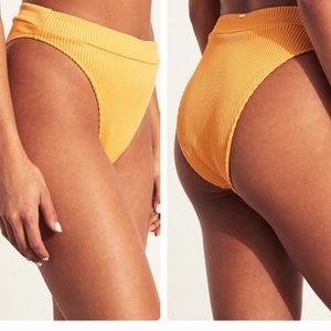 ✨Hollister High Waisted Bikini Bottoms✨
